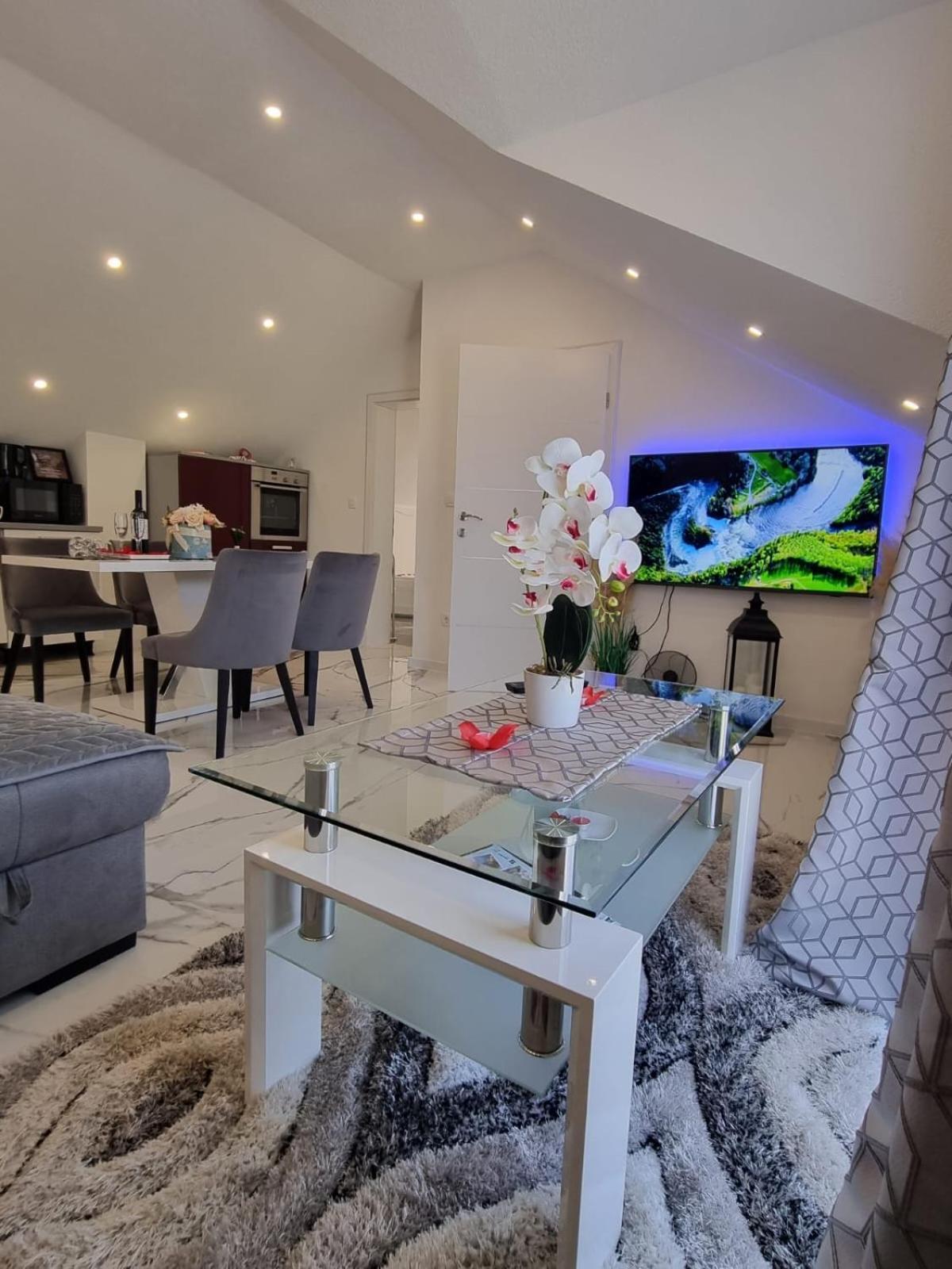 Luxury Apartment Megy Otocac Exterior photo