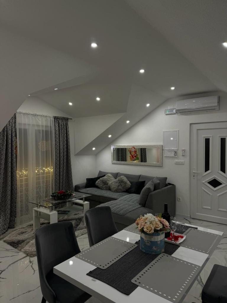 Luxury Apartment Megy Otocac Exterior photo