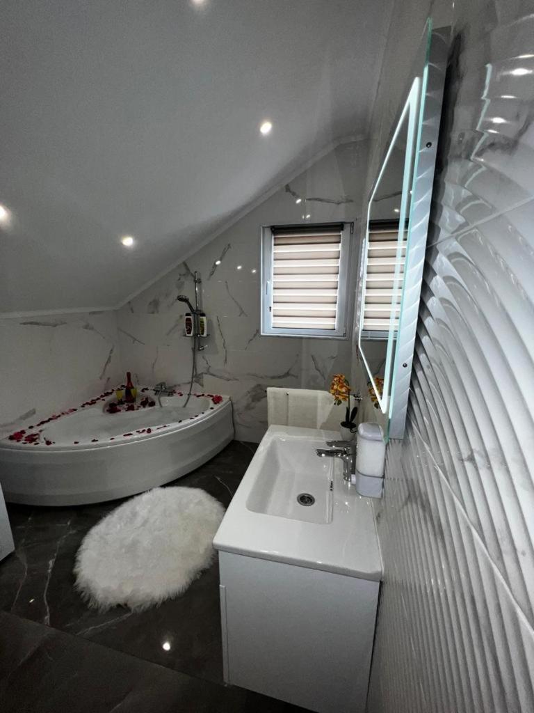 Luxury Apartment Megy Otocac Exterior photo